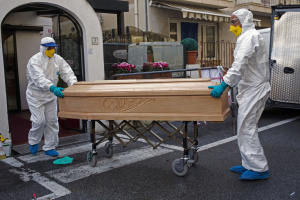 Потресаващи подробности за погребението на починалата от COVID-19 в Хисаря! Положена е в 2 ковчега - дървен и метален