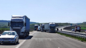 Дежа вю: Камиони, коли и бус се помляха във верижно меле на АМ Марица