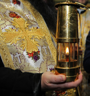 Благодатният огън слезе, ще стигне до всеки православен храм и тази година