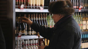 Пандемията тласна руснаците към добре познатото: Пият до откат и млатят жените вкъщи