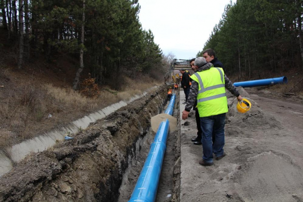 Пускат колите по пътя, затворен за строежа на аварийния водопровод за Перник