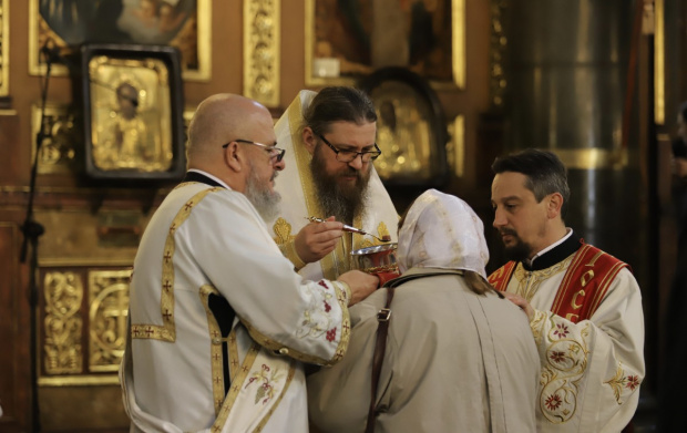 В "Света Неделя" свещениците причестяват миряните с обща лъжичка