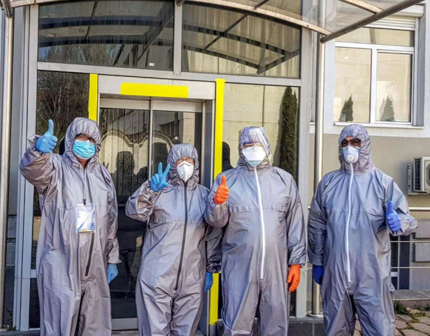 Крадци навлякоха костюми срещу коронавирус и задигнаха 22 торби с храна и пиячка от магазин в Пловдивско
