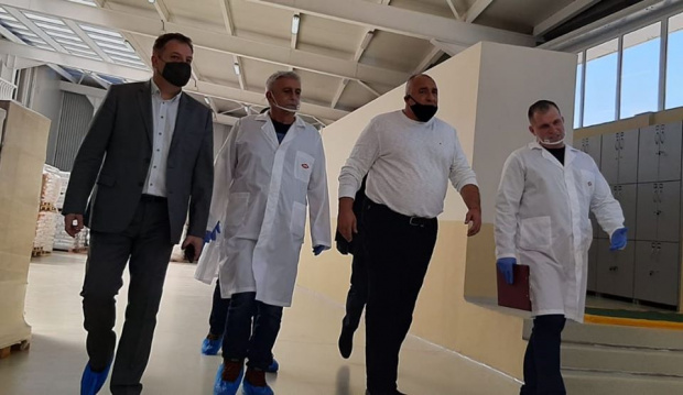 (ВИДЕО) Бойко и Мутафчийски инспектираха фабрика във Враца, премиерът пуска шеги и се хвали