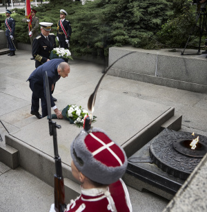 Радев положи цветя пред Паметника на Незнайния воин на пл. „Свети Александър Невски“