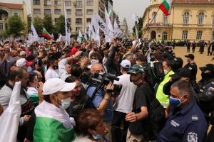 Екшън пред Парламента! Протестиращи опитаха да нахлуят, искат оставка на кабинета (ВИДЕО)