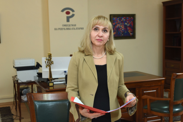 Ковачева поиска парламентът да отмени тазгодишните матури след четвърти и десети клас