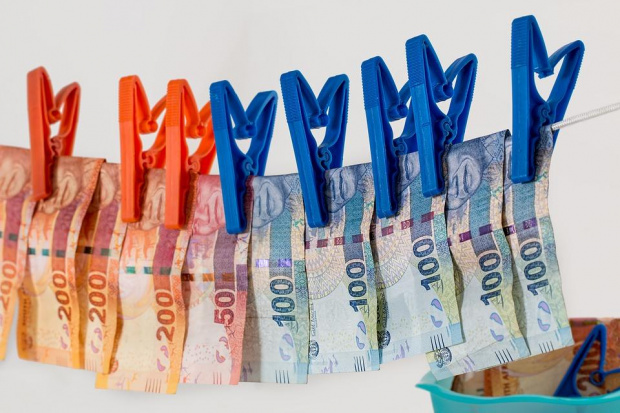 Талин, Будапеща и Прага против увеличаването на правомощията на ЕС за борба с прането на пари