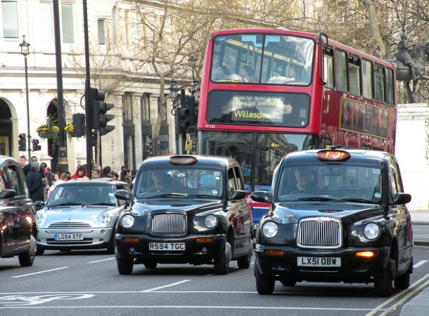 След наплюване от клиент: Британски таксиметров шофьор почина от COVID-19