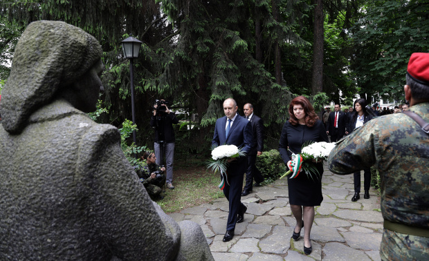 Президентът пред паметника на Ботев: Символично е, че в цялата година ни е отредена само една минута за достойно мълчание