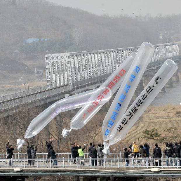 Северна Корея отряза всички канали за комуникация с Южна Корея заради балони с инфо