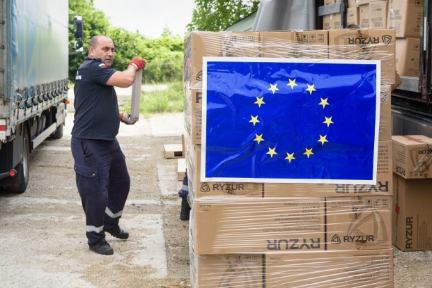 ЕС финансира транспортирането на медицински стоки до България