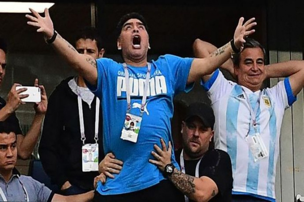 Диего Марадона лъсна по голи задни части в скандално ВИДЕО