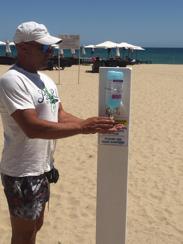 Плажът в Слънчев бряг е снабден с диспенсъри с дезинфектант за плажуващите