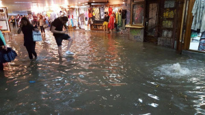 Библейски потоп превърна София във Венеция, има постадал от мълния! Фандъкова обобщи положението след бурята