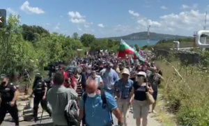 След създалото се напрежение: Пуснаха протестиращите да отидат на плажа в Отманли