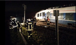 Десетки ранени след катастрофа между пътнически и товарен влак в Чехия