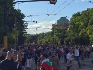 За протеста довечера: Знамето от "Росенец" пое към София