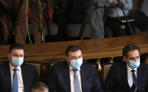 Депутатите приеха рокадите в кабинета в отсъствието на Бойко и под скандирания "Оставка"