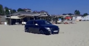 Безумец нахлу и заседна с кола на плажа в Шкорпиловци