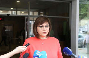 Нинова за засадата пред БНТ: Нямах проблем с излизането при Дариткова е било по-сложно