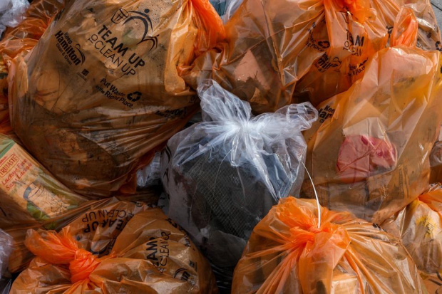 Десетки тонове боклуци заровени край Червен бряг