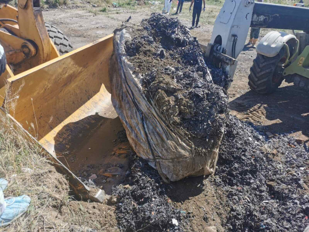 Над 120 тона са вече незаконните отпадъци край Червен бряг