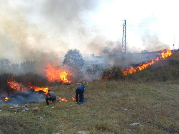 Още гасят пожара на сметището край Разград