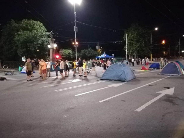Протестът в София продължи цяла нощ - има две блокирани кръстовища (СНИМКИ)