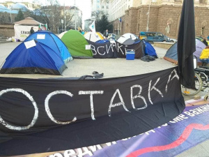 Трети палатков лагер пред Софийския университет, транспортен хаос в центъра на столицата