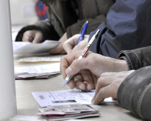 Опашки за смяна на лични карти в София в първия ден на извънредна работа