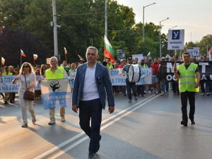 Хаджигенов от протеста: Ще извиваме ръцете на Борисов, докато ги „счупим“