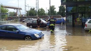 Потопи и градушки на доста места из страната
