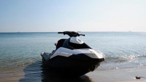 Млада жена загина при брутален инцидент с джет в Балчик, мъж е в болница