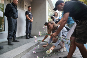 Протестиращи обсадиха сградата на областна управа в София и затрупаха входа с бели цветя