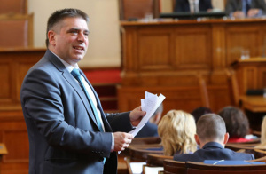 АФП: Българският премиер уволни правосъдния министър, за да спаси своята кожа