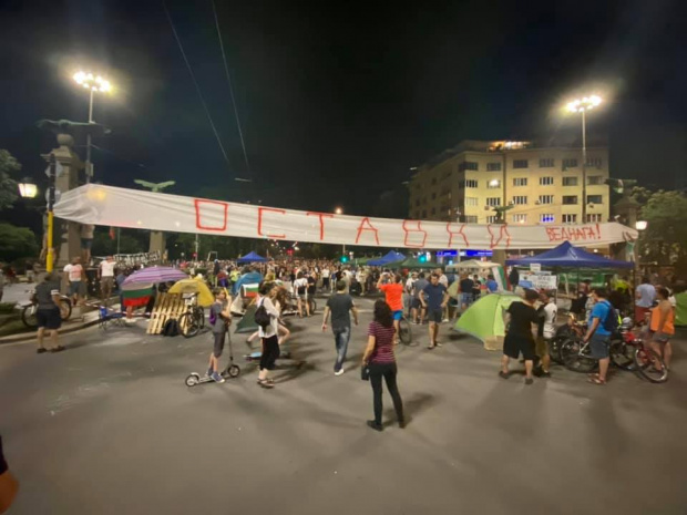 Палатков лагер в центъра на София, трафикът е затруднен  (СНИМКИ)