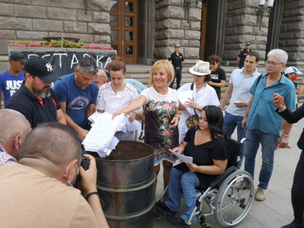 Манолова: Борисов, ЦИК и Дончев сладко спинкат за машинното гласуване