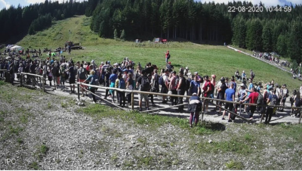 Въпреки призивите: Хиляди чакат да се качат с лифта на Рилските езера