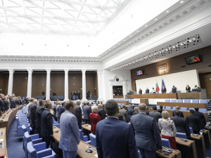 Депутатите гласуват оставките на Кирилов и Стоева