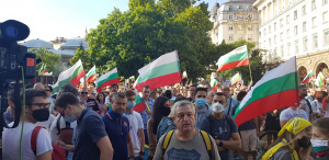 Жива верига блокира движението по жълтите павета