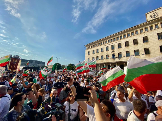 "Великото народно въстание": Площадът се окървави, но Борисов е непреклонен (НА ЖИВО)