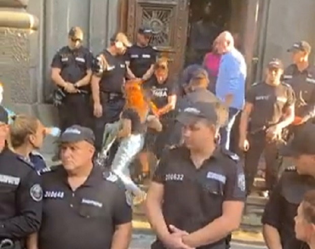 Полиция и НСО изкараха от парламента барикадиралите се майки