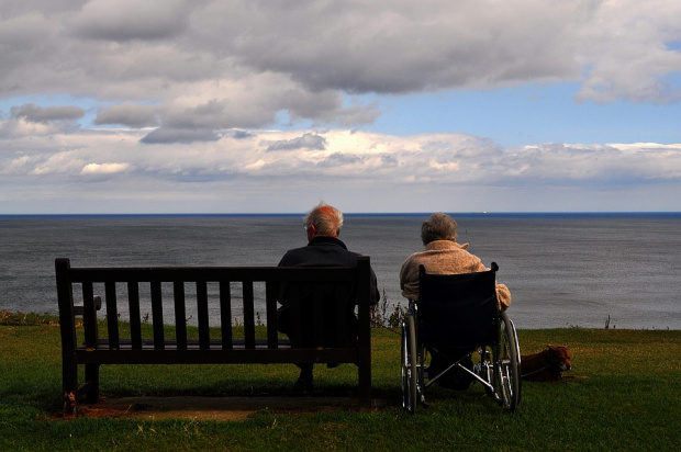 Почти за без пари: Родните курорти офертират пенсионери за късно море