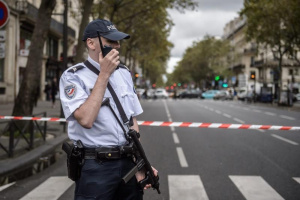 Дръзко нападение над полицейски участък близо до Париж