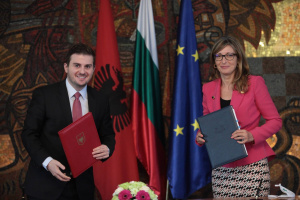Захариева: Не сме съгласни С.Македония и Албания да се разделят за членство в ЕС