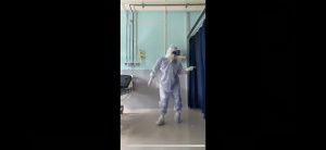Индия: Доктор от Covid-отделение стана известен с танците си (ВИДЕО)