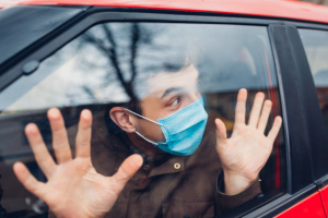 Гърците изперкаха: Задължиха да се носят маски и в колите, глобите са солени