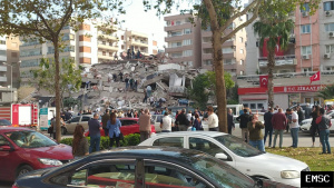 Силното земетресение в Егейско море е довело до разрушения в Измир (СНИМКИ/ВИДЕО)