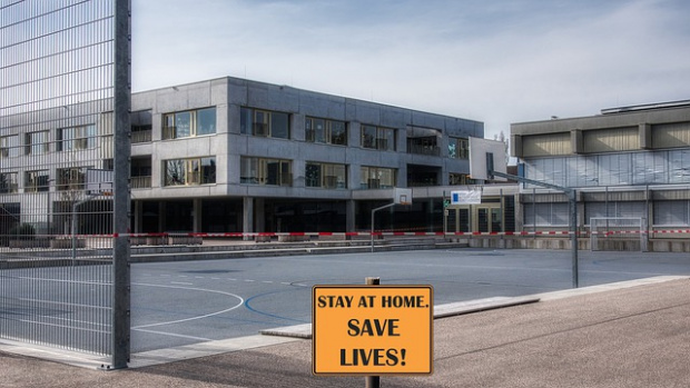 Чехия налага строги мерки: Затваря училища и заведения заради COVID-19